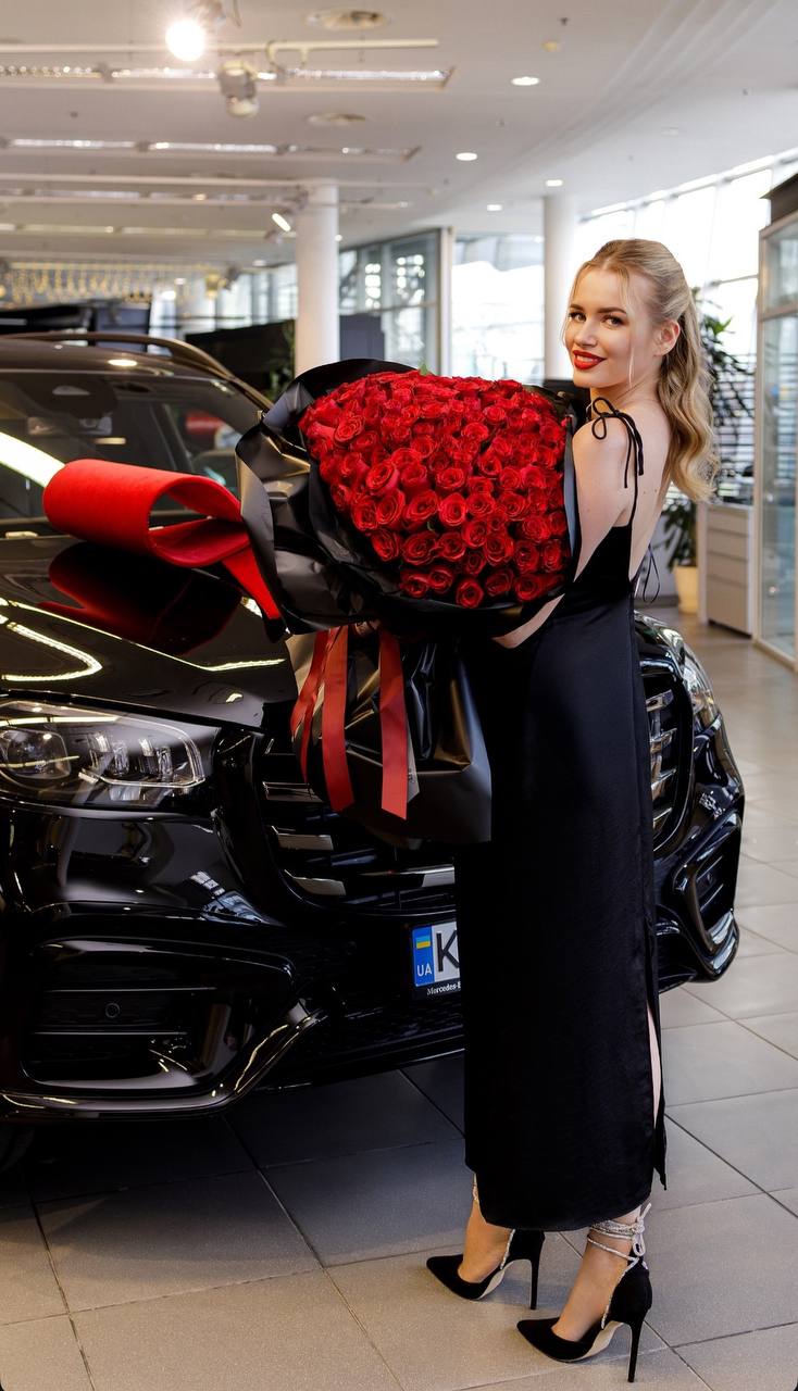 Українська блогерка з "заниженою самооцінкою" купила "мерс" за 7 мільйонів: чим вона займається